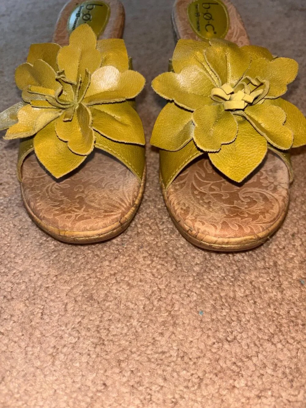 Born b.o.c. Avocado Green Leather Flower Top Leather Wedge Sandals 9